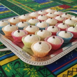 Beijinhos (50/100) Los famosos «Beijinhos» (besitos de coco) de Brasil son bombones chiquitos llenos de sabor a coco y que puedes poner en cualquier ocasión, en fiestas de cumpleaños, cenas, meriendas, después de una comida, etc. Son pequeñas dosis de sabor dulce!