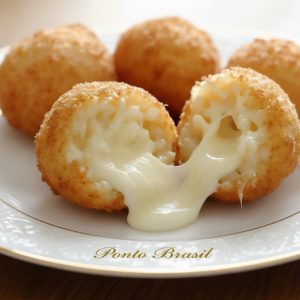 Bolinho brasileño de queso crujiente y cremoso en Lima