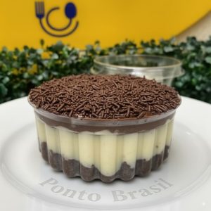 olo Prestigio (330 gr) bolo significa torta y es un postre que se puede encontrar en una variedad de sabores en Brasil. Uno de los más populares es el bolo prestigio hecho con chocolate, crema de leche, y coco. El nombre Prestigio refiere a una marca de chocolate brasileño muy conocida por varias generaciones.