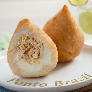 Coxinha grande rellena de pollo deshilachado finamente condimentado de Ponto Brasil