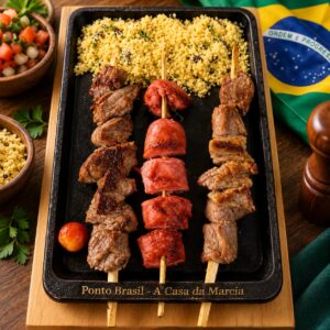 Espetinho brasileño: brochetas tradicionales de Brasil hechas a la brasa, con trozos jugosos de pollo, res o cerdo, servidas con farofa.