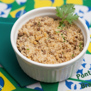 Farofa es la harina de yuca (mandioca) tostada, que se sirve en todo el territorio Brasileño. La farofa se prepara tostando la harina de yuca en una sartén engrasada hasta que esté dorada y crujiente; por último se mezcla con tocino y calabresa (también puede ser huevo, aceitunas y otros). Es un componente esencial de la “Feijoada” gracias a su textura crujiente. Es la influencia indígena de la vasta culinaria brasileña. Pote de 100 gr.