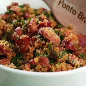 Feijão Tropeiro Frejoles rojos con harina de yuca,tocino, calabresa y carne sec