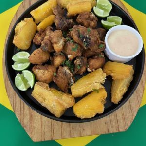 Pollo frito cortado en trozos pequeños sazonado con ajos, pimienta y sal . Acompañado con yuca. Normalmente se sirve como piqueo antes del plato de fondo . Peso total 480 gr. aprox.