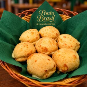 Pan de queso brasileño (pão de queijo) elaborado con almidón de yuca y queso, crocante por fuera y suave por dentro