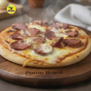 Pizza de calabresa tamaño personal con queso mozzarella derretido, cebolla blanca y salsa de tomate estilo brasileño