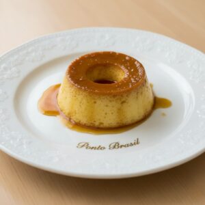 alt="Pudim de leite brasileño con caramelo, postre típico de Brasil listo para disfrutar en Lima"
