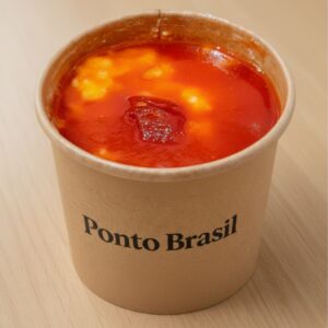 Pudín de tapioca brasileño, postre tradicional de Brasil listo para disfrutar en Lima