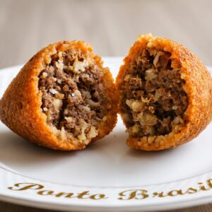 El quibe, también llamado kibe brasileño, es una croqueta tradicional de carne y trigo, frita y muy crocante.