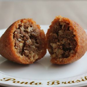 El quibe es un bocadillo salado muy apreciado por los brasileños que siempre está al lado de las esfihas, coxinhas y empadinhas, su nombre quibe viene de la palabra árabe «kubbeh», que significa «bola» y llegó al Brasil gracias a los inmigrantes sirios y libanes pero terminó ganando identidad brasileña cuando se le adicionó carne y pimienta, de hecho el quibe frito. Ponto Brasil