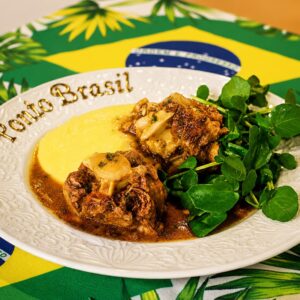 La Rabada es un plato muy apreciado en Brasil y consiste en un guiso de cola de vaca, al que se le añaden tomates, cebollas, polenta y arroz.