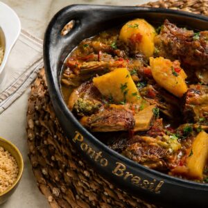 La vaca atolada es un guiso tradicional brasileño de costillas de res tiernas cocidas lentamente con yuca, tomate, cebolla y especias. El nombre "atolada" se refiere a que la carne queda "hundida" en una salsa cremosa sabrosa